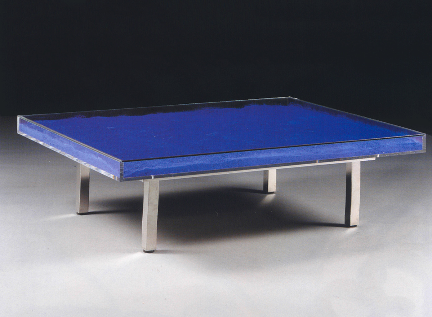 Yves Klein table bleue